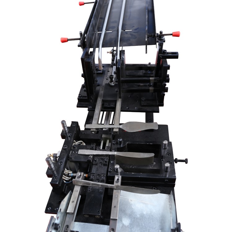 การให้อาหารอัตโนมัติสำหรับมีด Kinfe Stamping 2 In 1